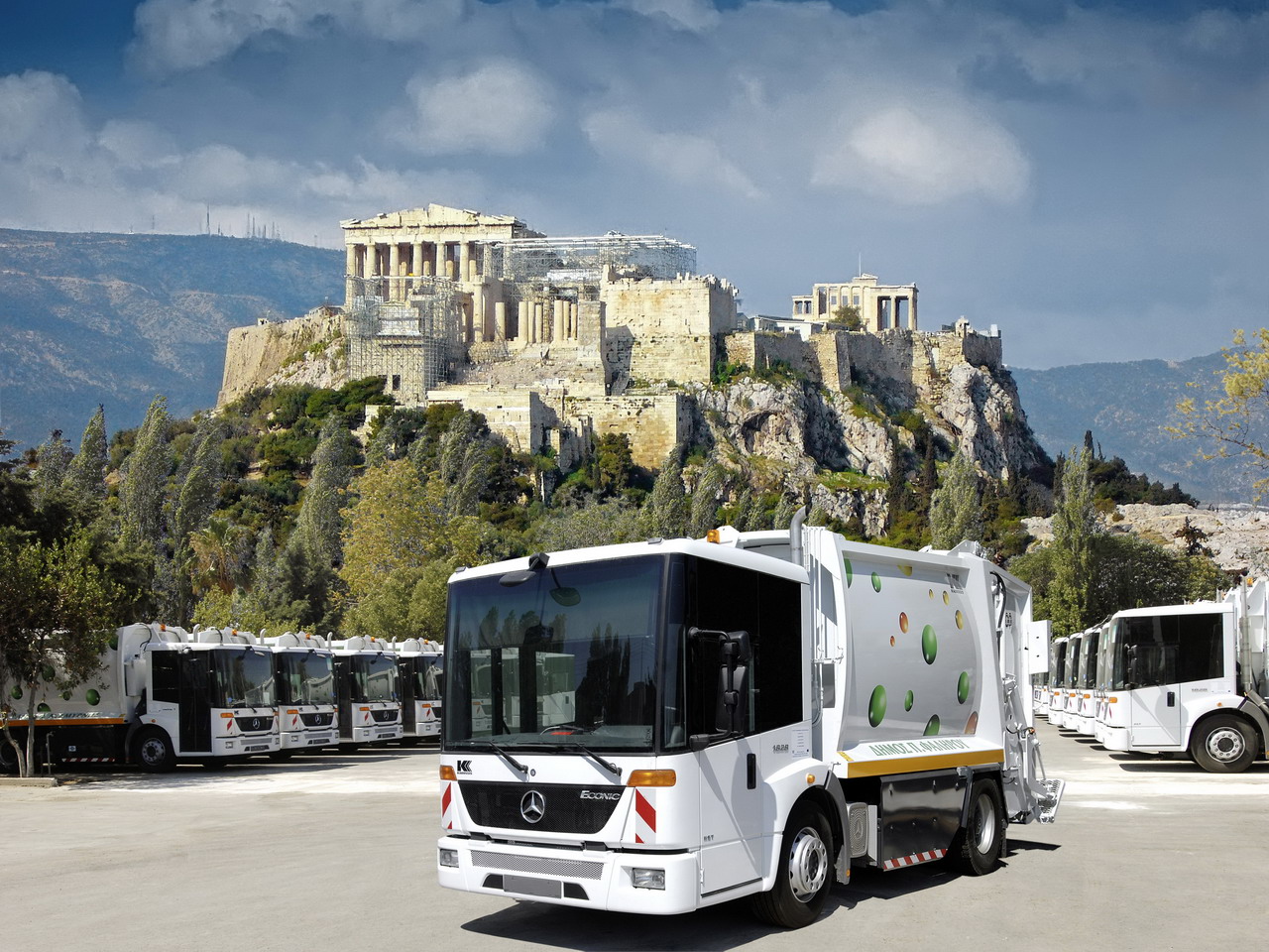 athens-chooses-the-ecofriendly-mercedes-benz-econic-ngt